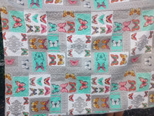 Load image into Gallery viewer, Quilted BedThrow Double/ King Come with 2 Pillowcases
